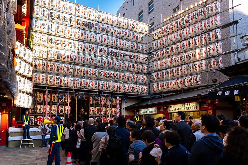 Frente al edificio principal del santuario Ōtori se forma una enorme cola.