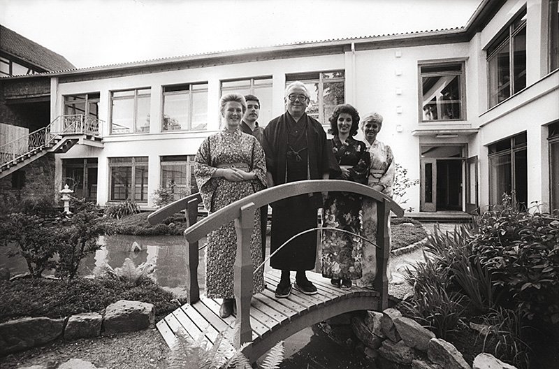 Rolf Anschütz y su personal en la entrada de su restaurante (Foto: Harry Krieg)