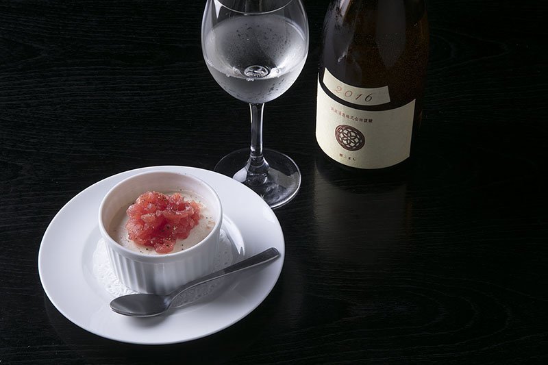 El entrante frío de mousse de cebolla se acompaña con un Écru de la bodega Aramasa, elaborado con arroz Akita Sake Komachi. Se trata de un maridaje clásico en que se fusionan una comida y una bebida de intensidad y matices similares.