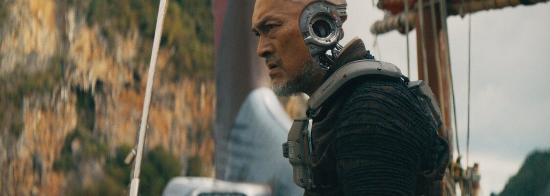 渡辺謙演じるハルンは、裏切り者である主人公のジョシュアを追う © 2023 20th Century Studios