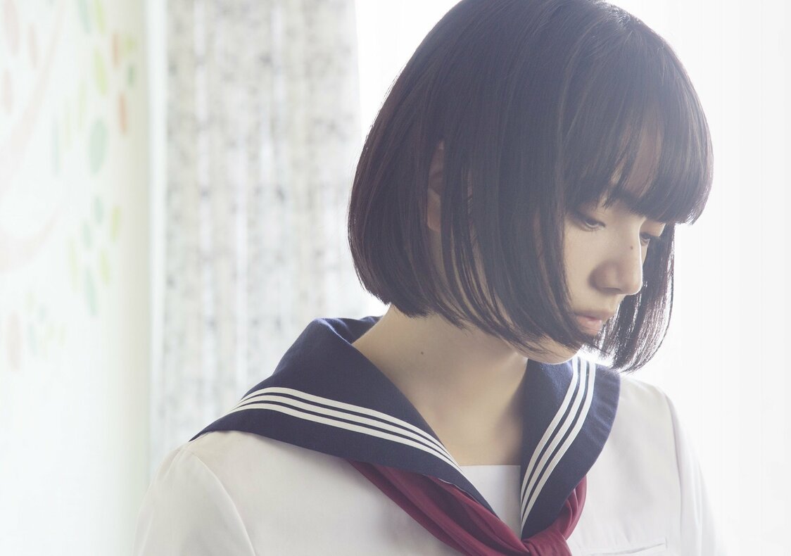 小松菜奈演じる末っ子の美貴。圧倒的な美貌を持ち、少し我がままで、兄のことを慕う　©西加奈子／小学館 ©2020 「さくら」製作委員会