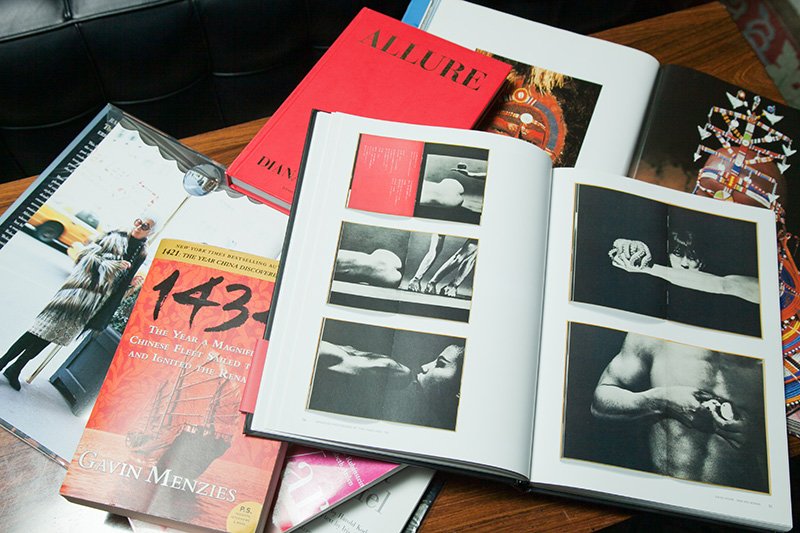 Materiales de los que se sirve Godoy últimamente: libros sobre la fotografía japonesa de los años setenta, la indumentaria de algunas tribus africanas, la famosa editora Diana Vreeland y los viajes a Europa de barcos chinos en el siglo XV. Valora la importancia de acumular información de diversas fuentes para comprender los entresijos de la moda y poder contarlos.