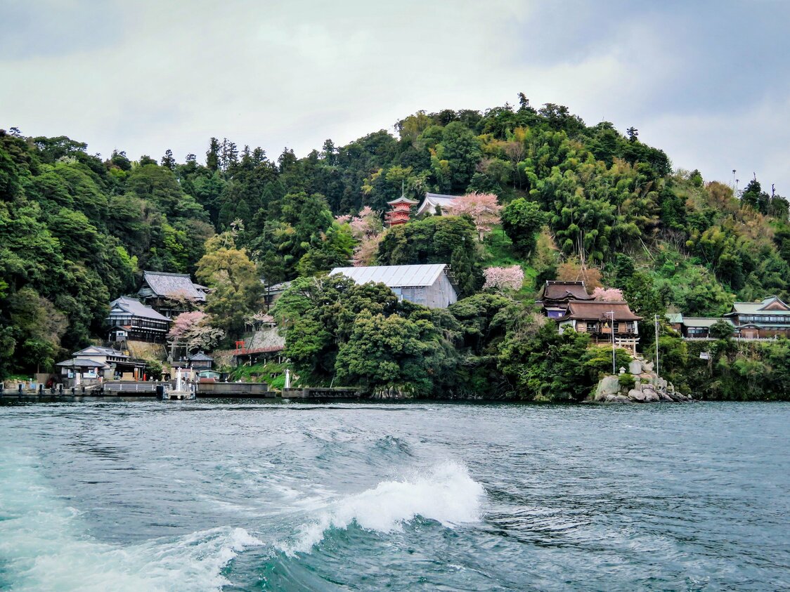 湖岸边的神社（笔者拍摄）