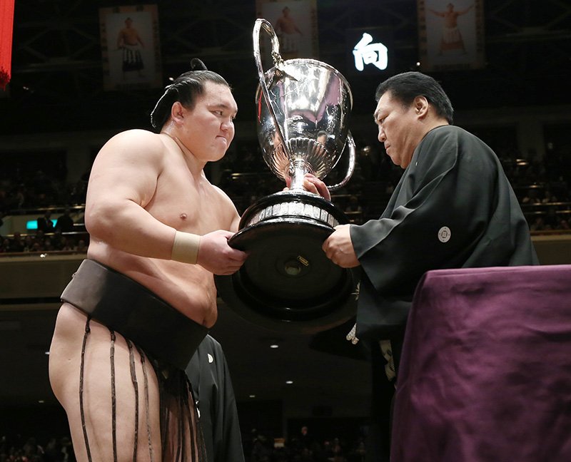 Hakuhō recibe el trofeo del Campeonato de Año Nuevo después de vencer su torneo número 33 el 25 de enero de 2015. (© Jiji)