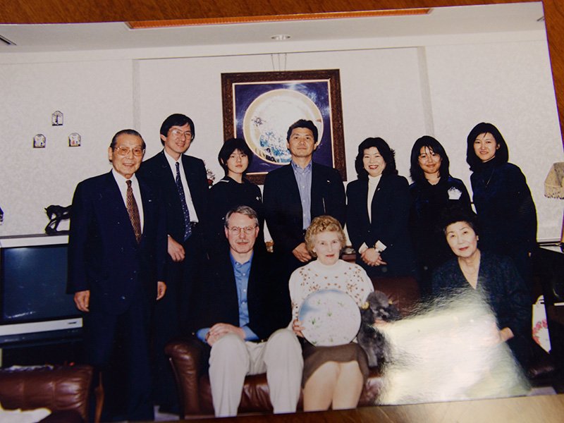 Harry Hogan y su madre Valerie, sentados en el centro, con varios miembros de la familia Taketsuru durante su visita a Japón en 1998. Los recibió Takeshi, el hijo adoptivo de Rita y Masataka, que aparece en el extremo izquierdo de la imagen. (© Tony McNicol)