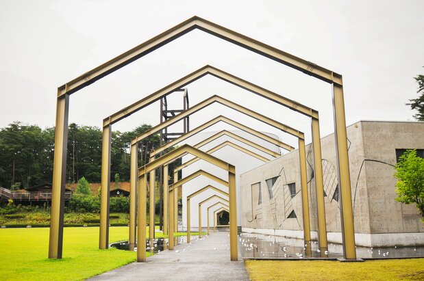 宮沢賢治童話村内にある賢治の学校へ続く道