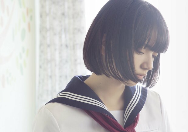 小松菜奈演じる末っ子の美貴。圧倒的な美貌で少しわがまま、兄のことを慕う ©西加奈子/小学館 ©2020 「さくら」製作委員会