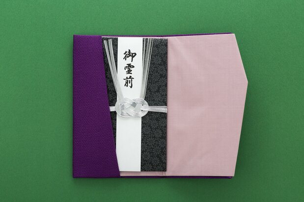 Une pochette en soie (fukusa) (Pixta)