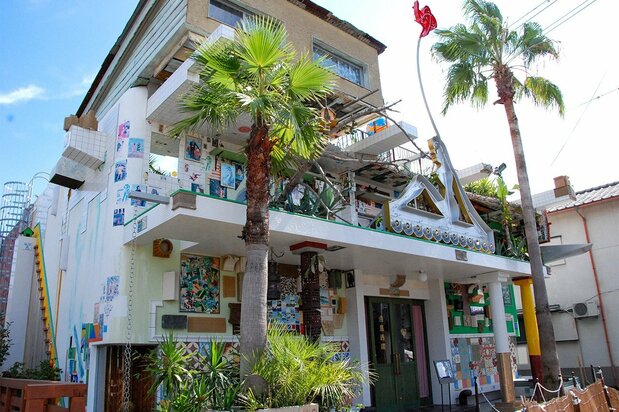 香川县直岛町，由大竹伸朗设计的可实际使用的美术设施《直岛钱汤“I❤汤”》。该设施正常对外营业，可供游客泡汤（图片：森田睦，2010年9月）