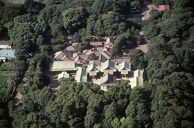 皇居內的宮中三殿(賢所、皇靈殿、神殿),1990年9月(時事)