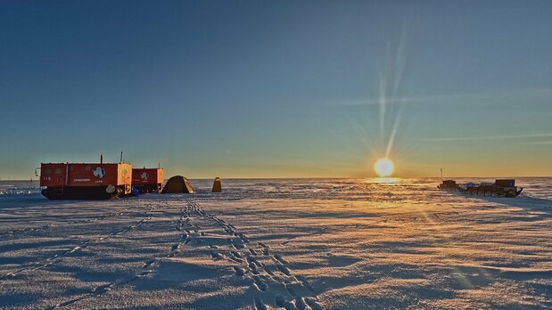 以前,人们乘坐狗拉雪橇到达南极内陆,但现在主要依靠雪地车移动,有时为了进行观测活动,需要在车内寝宿数月