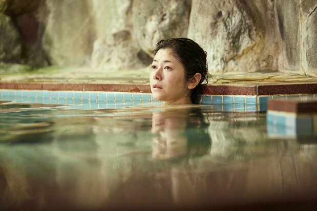 真木よう子の小さな表情の変化に、かなえの心の奥底にひそむ微妙な揺れを感じとることができる　©豊田徹也／講談社　©2023「アンダーカレント」製作委員会