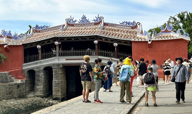 Cau Lai Vien, le « Pont japonais », est un symbole de la vieille ville de Hôi An, classée au patrimoine mondial. Depuis sa restauration, il attire de nombreux touristes (© Tomoda Hiromichi).
