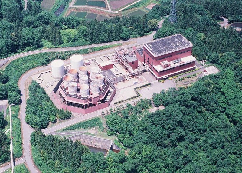 東北電力 柳津西山地熱発電所（東北電力提供）。ここでも近隣に温泉がある。
