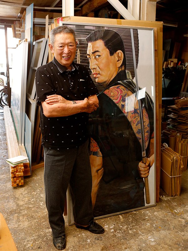 Ōshita posa junto a Takakura Ken, que aparece en uno de sus carteles favoritos: el de Shōwa zankyōden (Cuentos brutales de caballería en la era Shōwa)