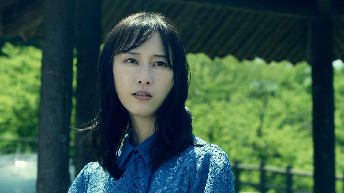 被卷入悲剧之中的东升的妻子静，由松井玲奈饰演 ©2024 GOLD BOY