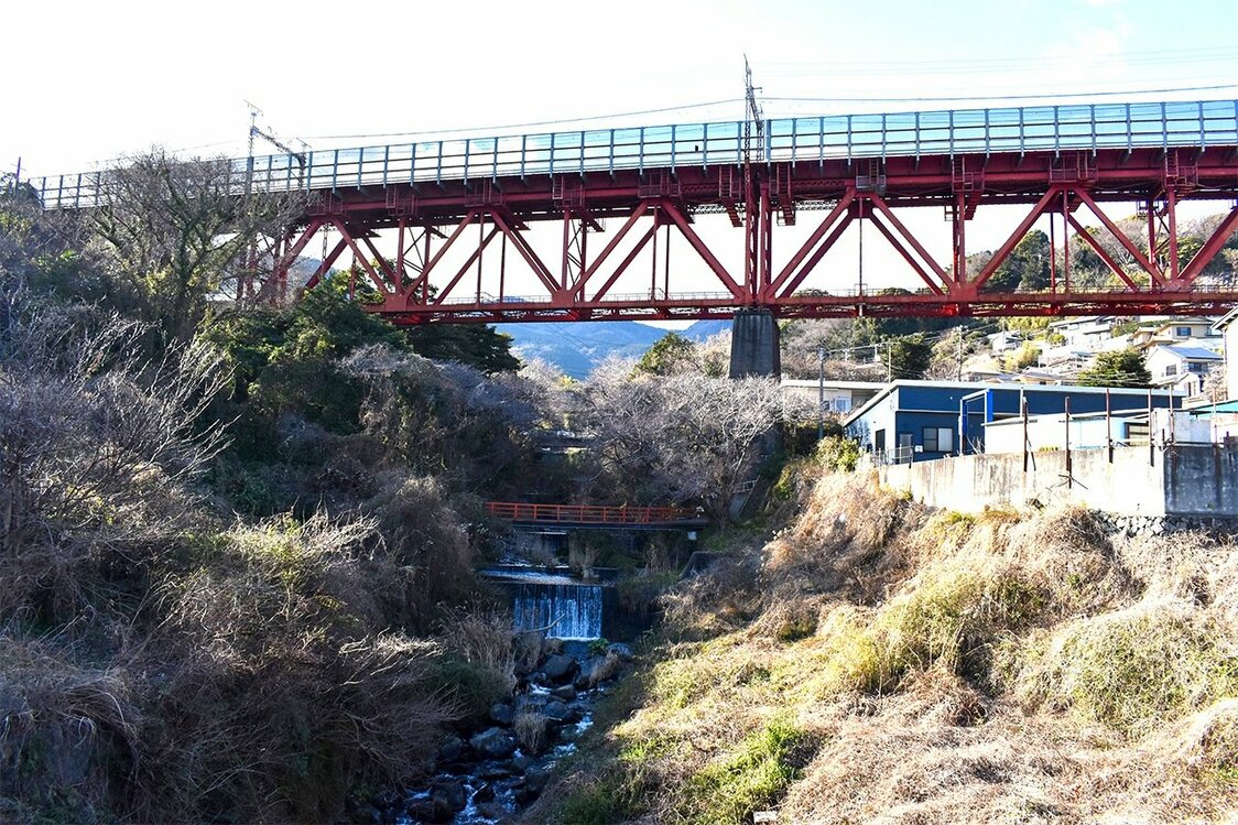 山津波が流れ下った白糸川と鉄橋