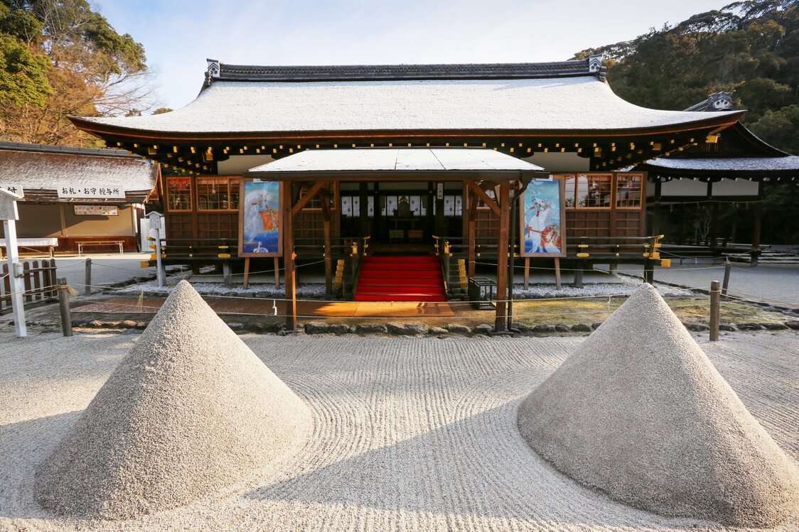 上賀茂神社の拝殿前にある立砂
