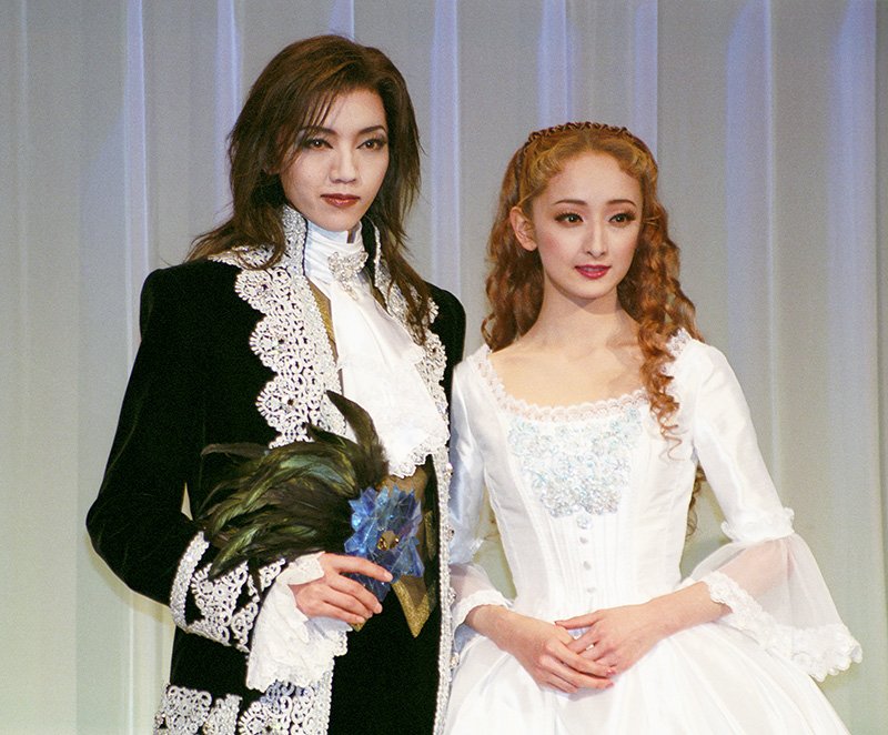 Las actrices Wao Yōka (izq.) y Hanafusa Mari protagonizaron en 2004 la obra Phantom, representada por la división Sora-gumi (Imagen del 24 de febrero de 2004 cortesía de la agencia de noticias Jiji Press).