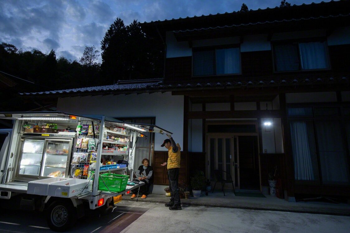 「酢の大きい瓶ある？」「今度持ってくるけん」客の要望はすぐにメモする