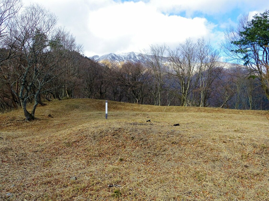 曲輪（滋賀県の上平寺城跡）＝筆者提供