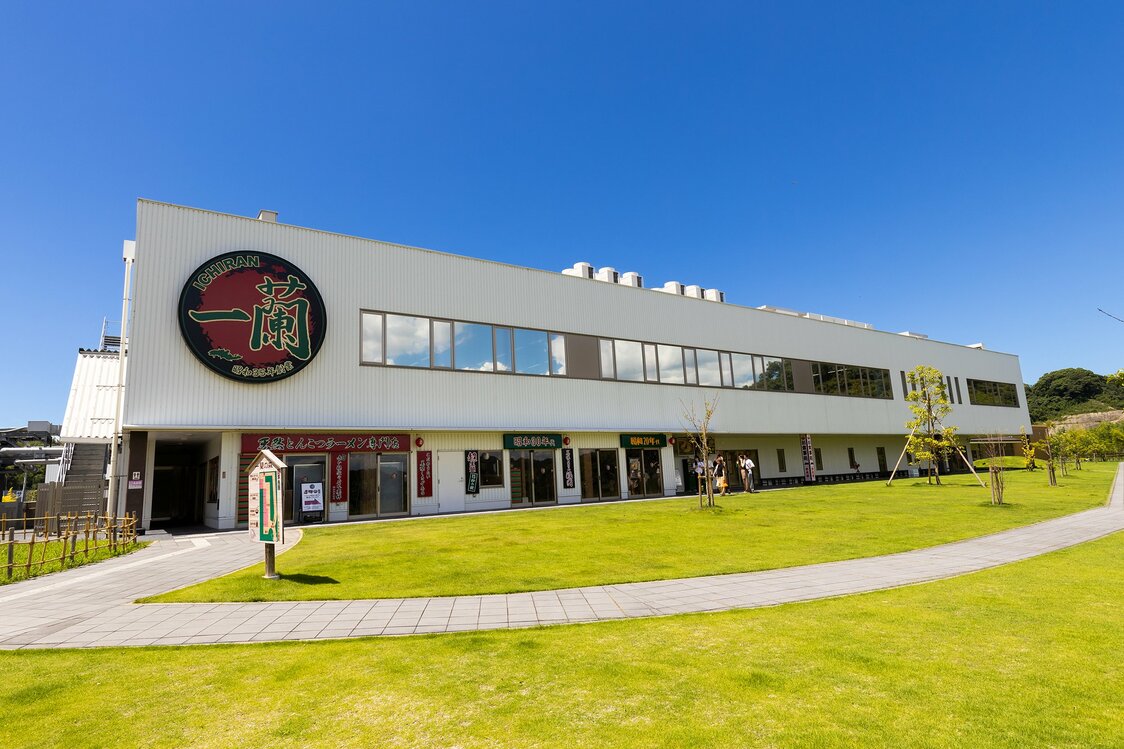 一兰之森的建筑。左侧为店铺，右侧深处有博物馆、生产车间