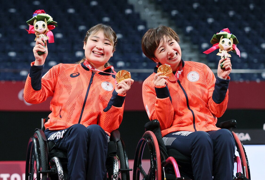バドミントン女子ダブルス（車いすWH）で金メダルを獲得した里見紗李奈（左）、山崎悠麻ペア＝2021年9月5日、東京・国立代々木競技場（時事）