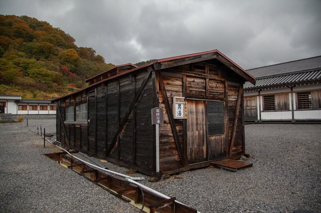 境内的硫磺温泉小屋“药师汤”