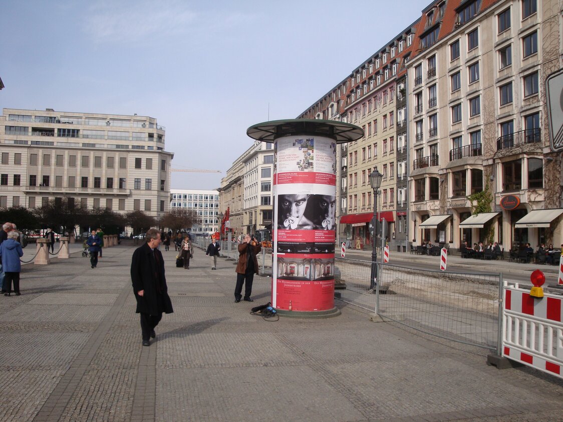 Плакаты о посвящённой Мисиме конференции в 2010 году в центре Берлина, на Жандарменмаркт (©Хидзия Сюдзи)