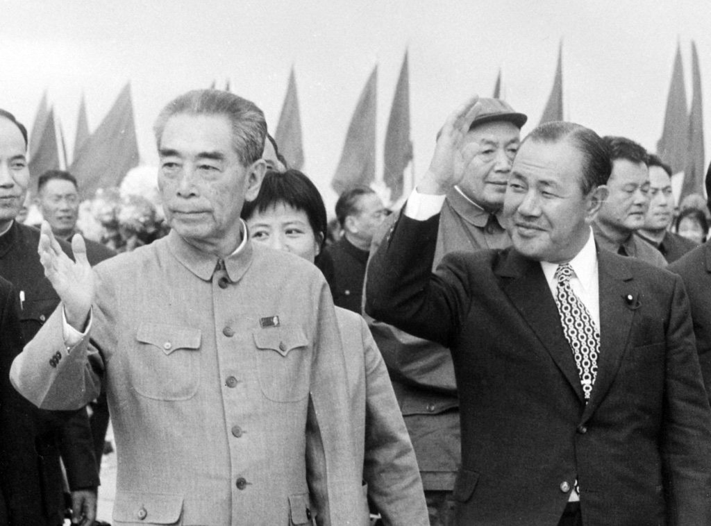 1972年9月、上海空港で見送りの人たちに手を振って応える首相田中角栄（右）と総理周恩来（左）共同