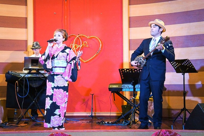 北山亜紀子さんと共に歌う新郎（提供：大洞 敦史）