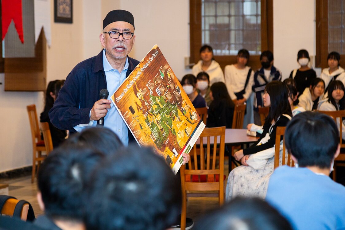 Shimoyama explica el islam a estudiantes de bachillerato que visitan la mezquita Tokyo Camii.