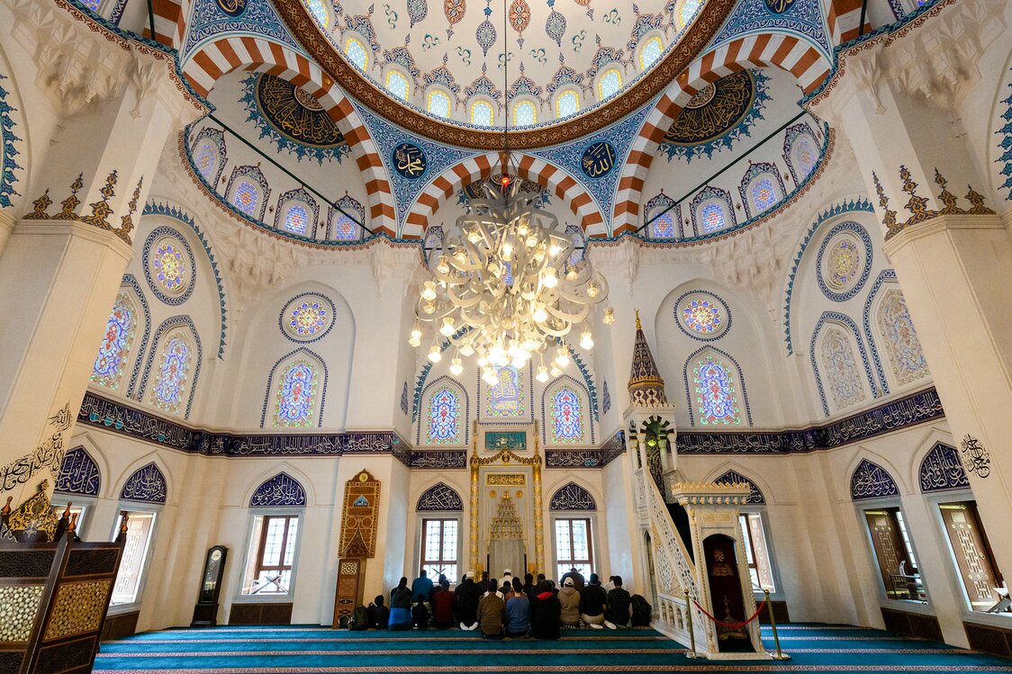 Bajo la cúpula de Tokio Camii, decorada con elementos como las magníficas vidrieras.