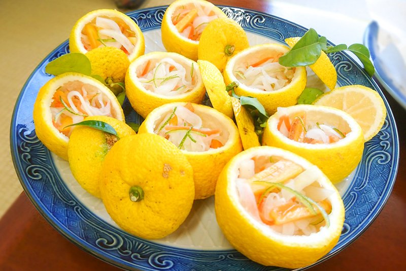 Чашки из юдзу используют для подачи маринованных продуктов, или же для охлаждённого сакэ (фотография предоставлена деревней Китакава)