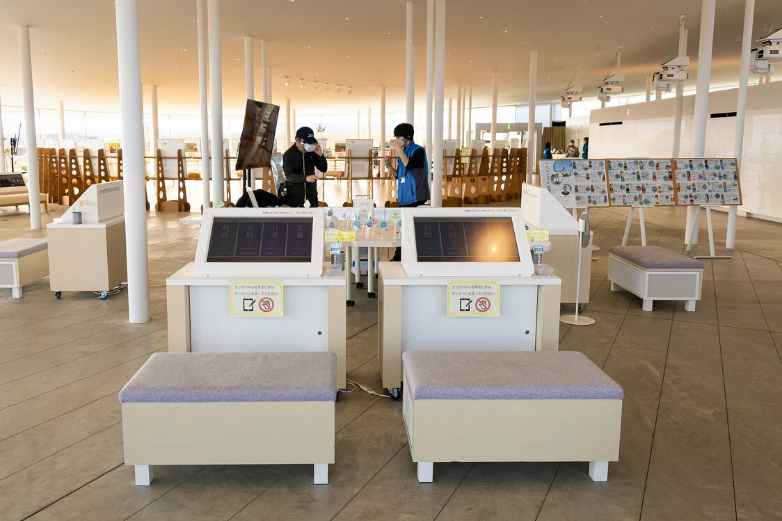語り部の証言が聞けるコーナーの奥では、県内にある他の伝承施設の展示をVR映像で体感していた