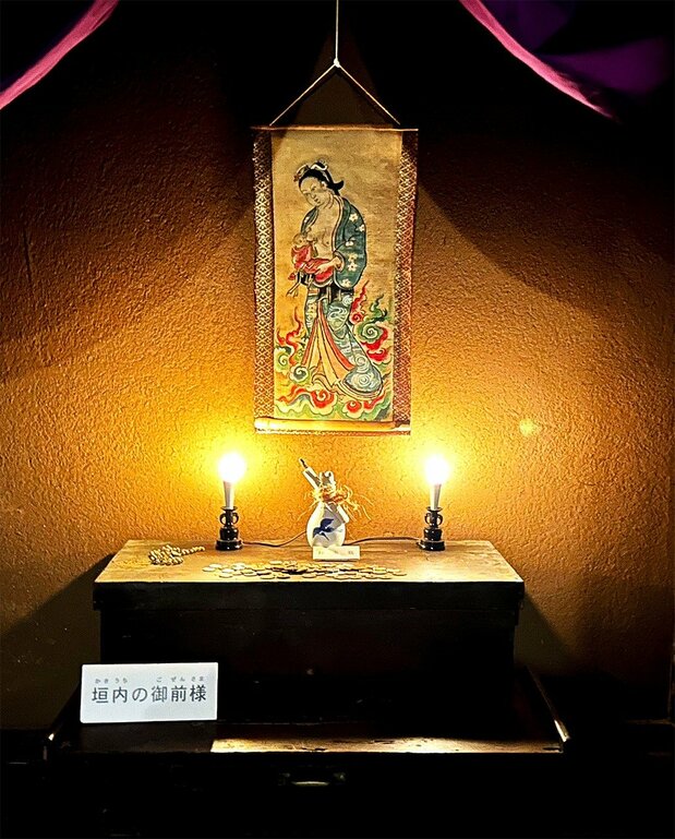 There are altars in each of the kakure kirishitan settlements on Ikitsuki for displaying picture scrolls. (Courtesy Shima no Yakata Museum)