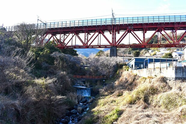 山津波が流れ下った白糸川と鉄橋