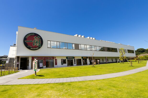The Ichiran no Mori building. On the left is the shopping area, while the museum and factory are at the back right. (© Nippon.com)