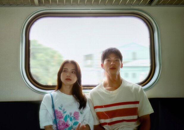 電車に乗るジミー(シュー・グァンハン)とアミ(清原果耶) ©2024「青春18×2」Film Partners