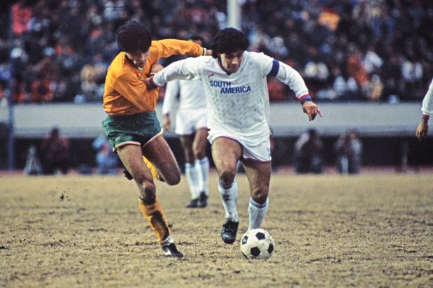 87年1月24日のゼロックス・スーパーサッカー（国立競技場）で、日本サッカーリーグ選抜を相手に戦う南米選抜のマラドーナ　時事