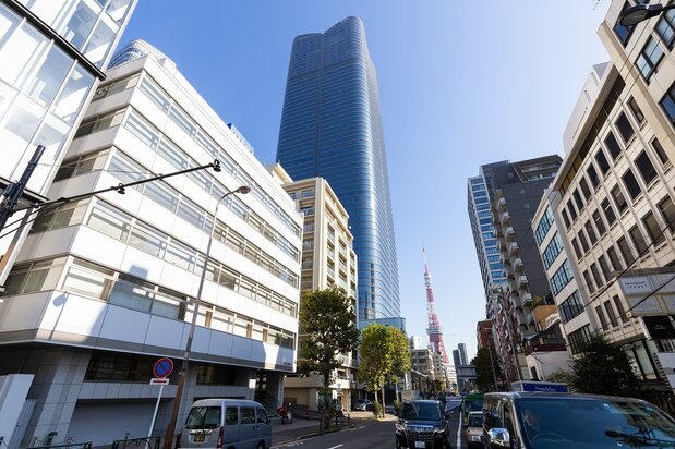 从饭仓十字路口眺望,森JP Tower与东京铁塔交相辉映
