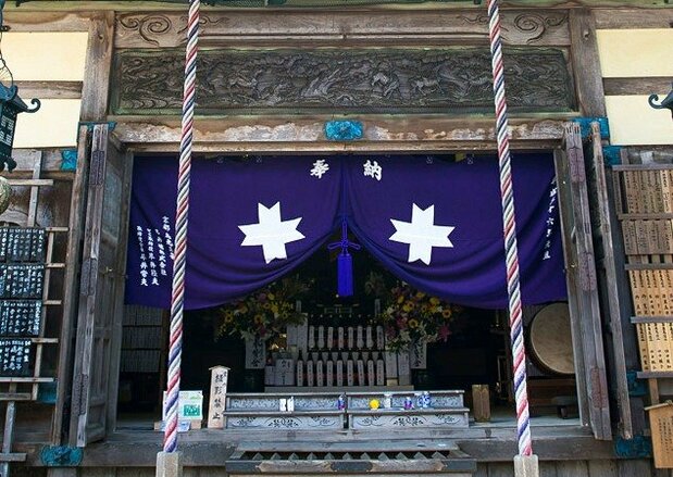 能勢妙見山のシンボルとされる十字型の北極星(能勢妙見山提供)