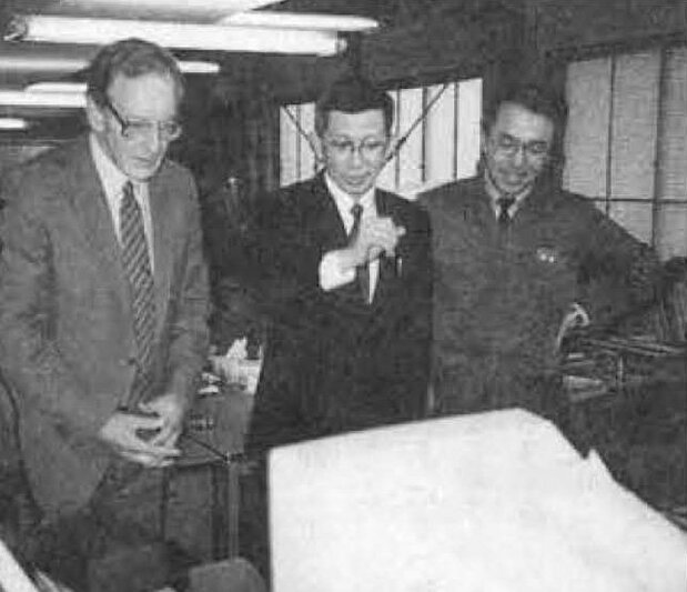 青柳(图中央)与John W. Severinghaus(摄于1987年)