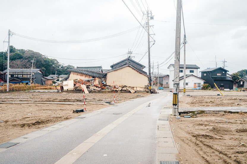 Suzu a été gravement endommagée par la catastrophe. Sur les quelques 7 000 maisons endommagées et autres structures à démolir, 48 % l’ont déjà été à la fin du mois de novembre, laissant de nombreux terrains en friche. (Commune de Suzu, le 11 décembre 2024)