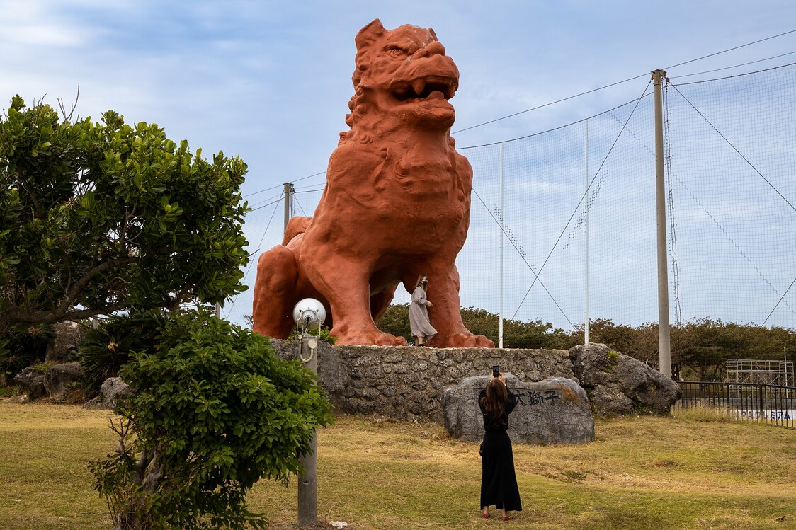 La figura al pie del León de Zanpa no es una miniatura, sino una mujer adulta.