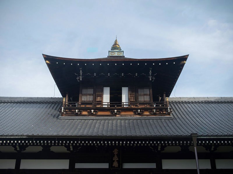 El Kaisandō es una torre de dos pisos cuyo diseño es poco común.