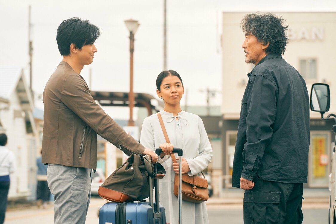 赴任先のアルジェリアから一時帰国した学（吉沢亮）は父に結婚相手のナディア（アリまらい果）を紹介する　©2022「ファミリア」製作委員会