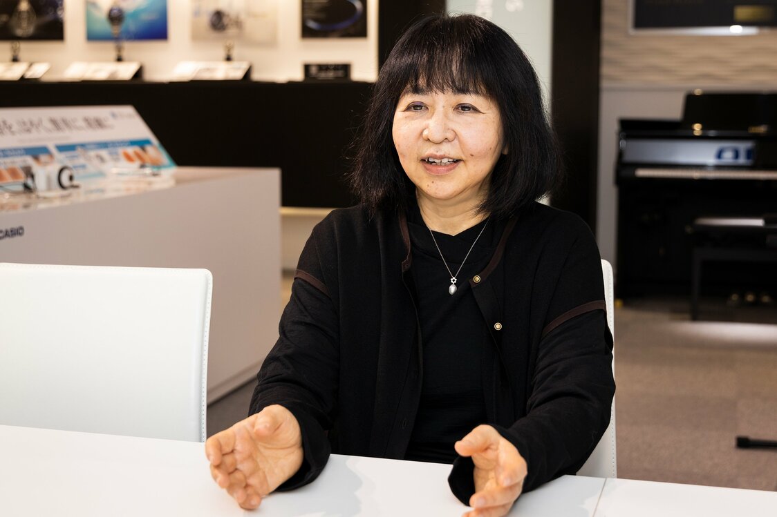 本次采访在Casio总公司进行，但奥田女士平时是在羽村技术中心（东京都羽村市）从事研发业务