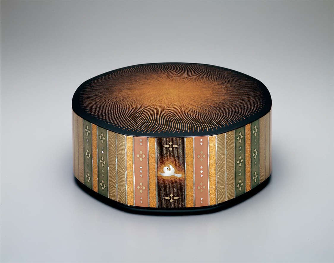 莳绘螺钿八稜箱《彩光》在第47届日本传统工艺展展出（图片：日本工艺会）