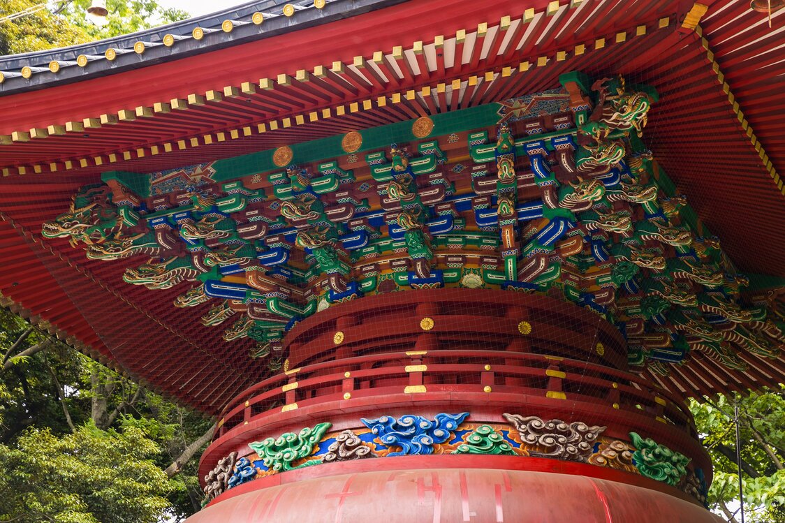 色鮮やかな彫り物は、日光東照宮などに通じる江戸期の霊廟（れいびょう）建築様式が見られる